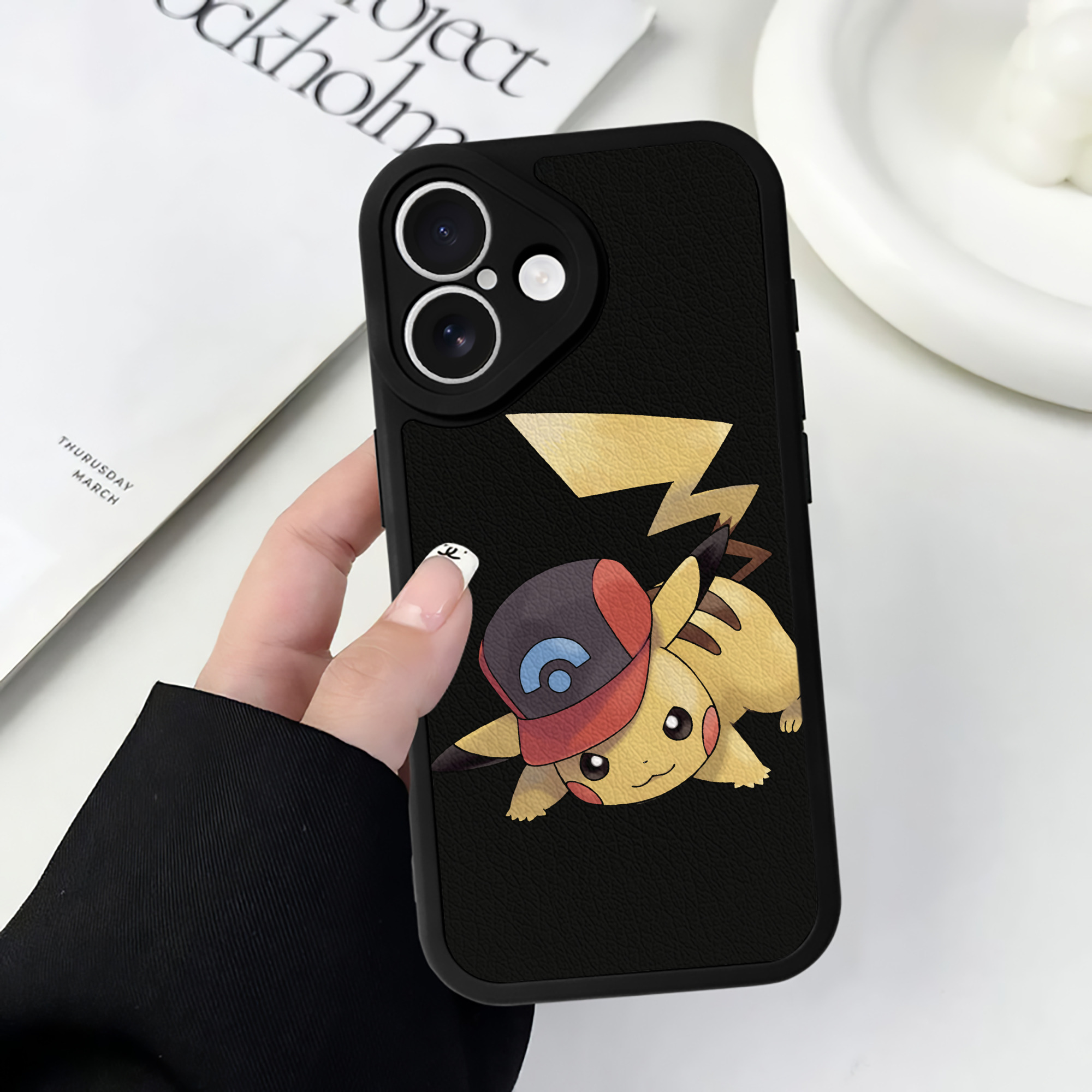 （画像用） ポケットモンスター Pokémon 【iPhone 16シリーズ対応】シリコンスマホケース（レザー調） 材質：シリコン